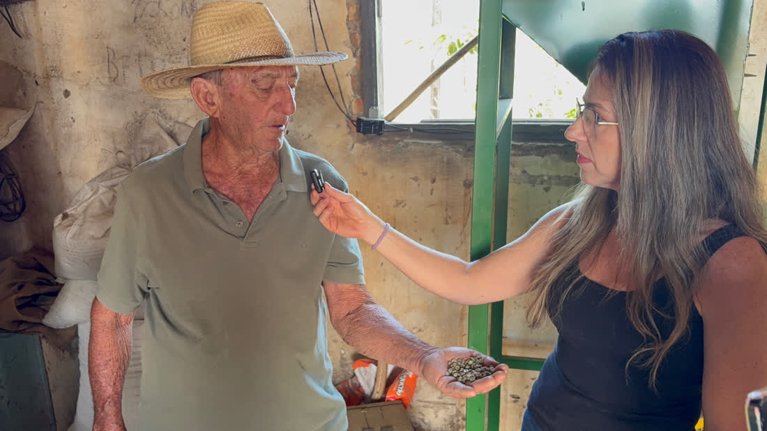 Sr. David e Juliana conversando sobre os grãos