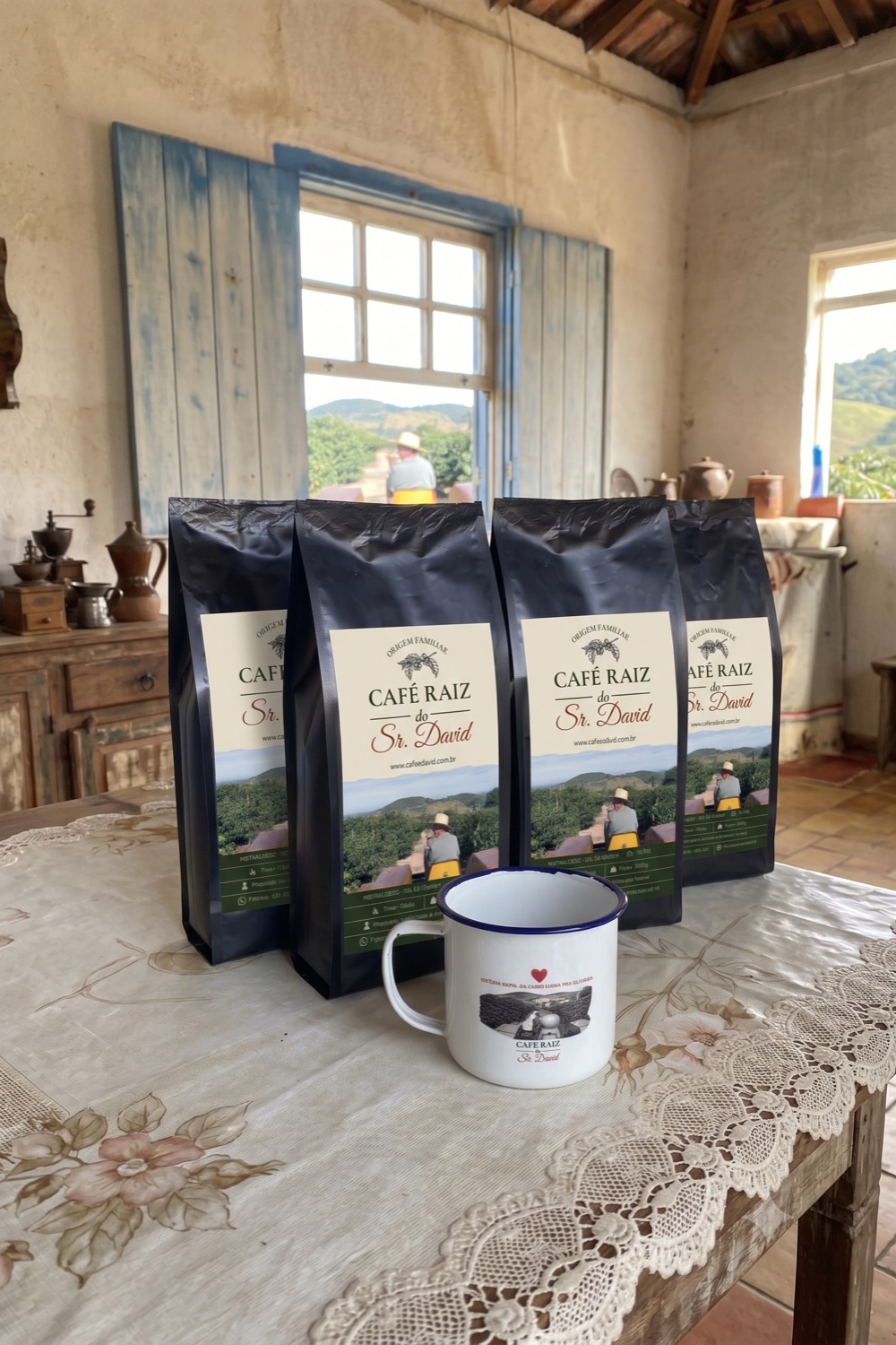 Kit do Café Raiz do Sr. David: pacotes de 500 g e a caneca esmaltada da marca, na mesa da cozinha do sítio